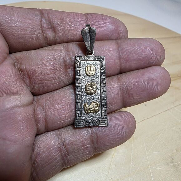 ORO MAYA 925 STERLING SILVER CARTOUCHE PENDANT WITH GOLD PLATING WEIGHS 5 GRAMS - Picture 1 of 6